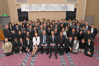 今年の職員総会集合写真(64名)