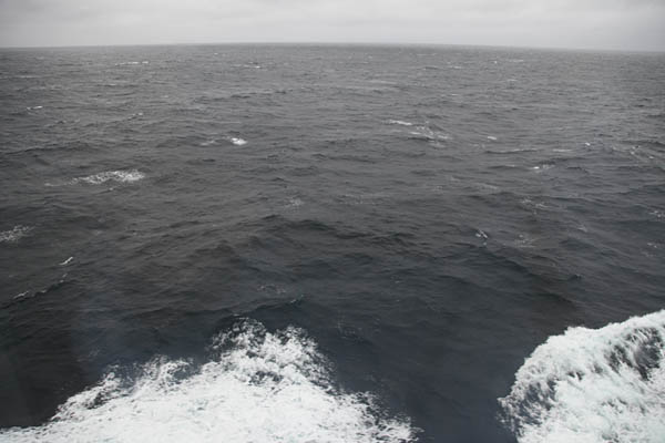 海面は白波が少し立っている