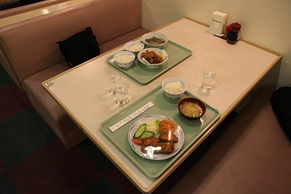 食堂で夕食