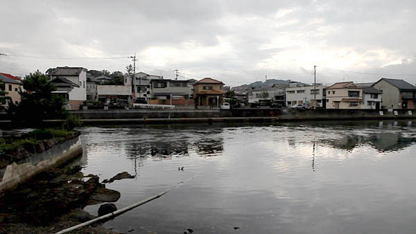 ゆっくりと水が流れ始めた海峡