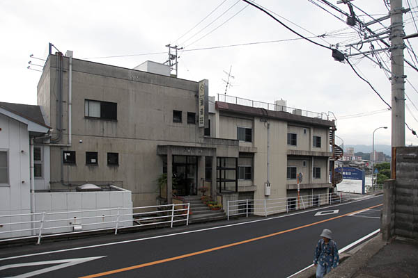 朝のホテル外観