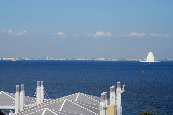潜ってきた海を眺める