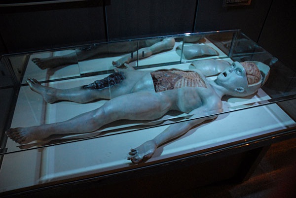 宇宙人の死体解剖を再現した模型
