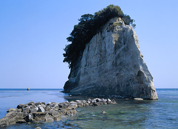 近くから見上げる見附島