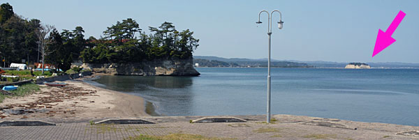 遠方に見える「見附島」