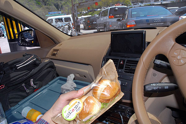 駐車待ちの中で昼食
