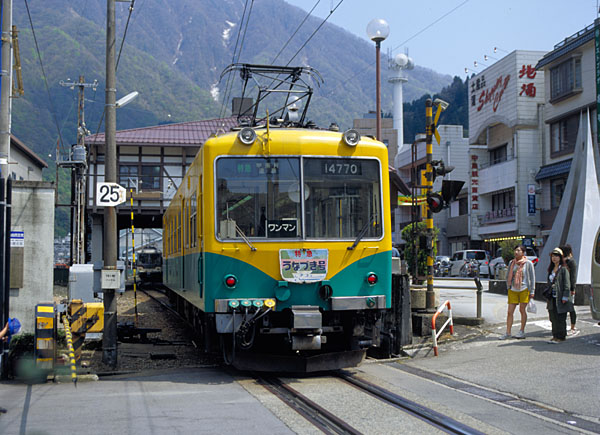普通列車に続いて駅に入線するモハ10030形
