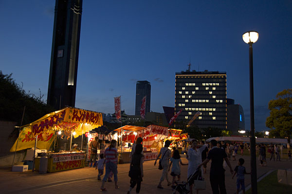祭り会場へ向かう