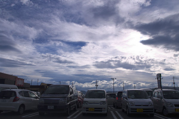 台風の近付いた空