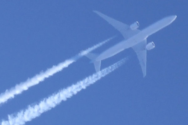 飛行機と飛行機雲
