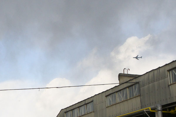 低空を飛ぶ大型旅客機