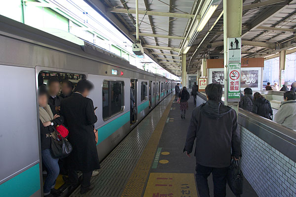 なかなか発車しない電車