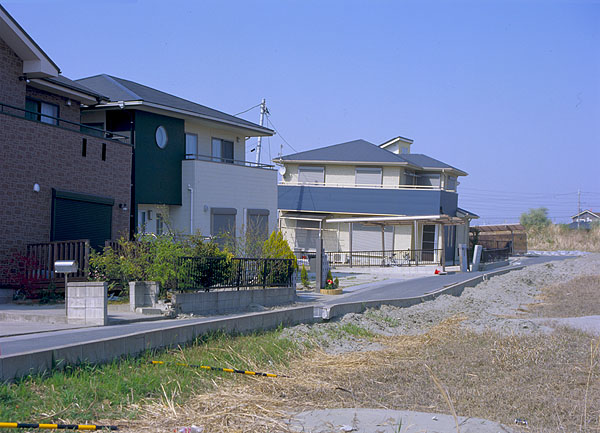 傾いた新築住宅