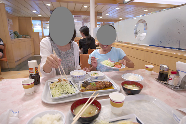 船内レストランで夕食