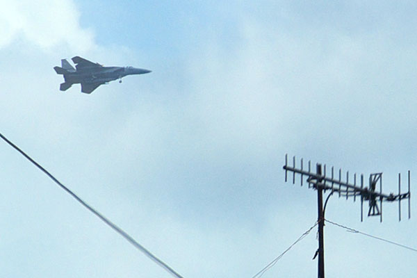 実家上空を飛ぶF15戦闘機