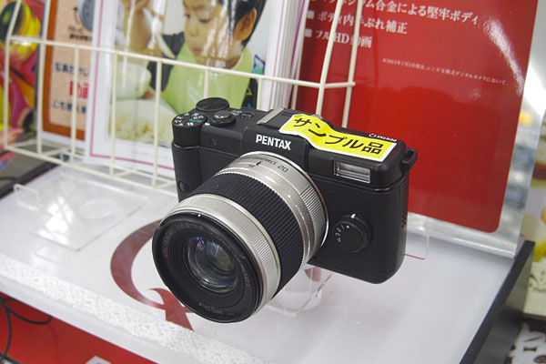 最小ミラーレス一眼カメラ「PENTAX Q」
