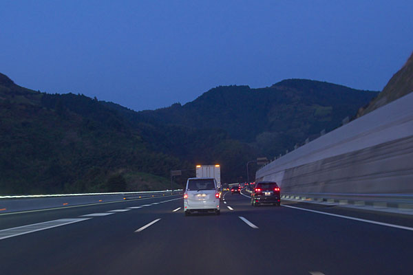 新東名高速道路を走行