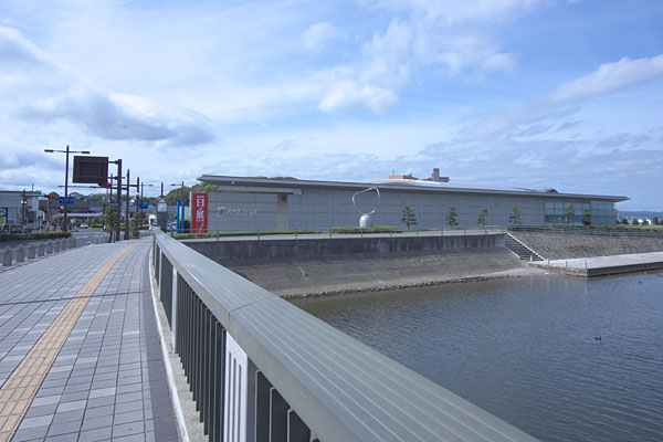 白潟小学校だった場所に島根県立美術館