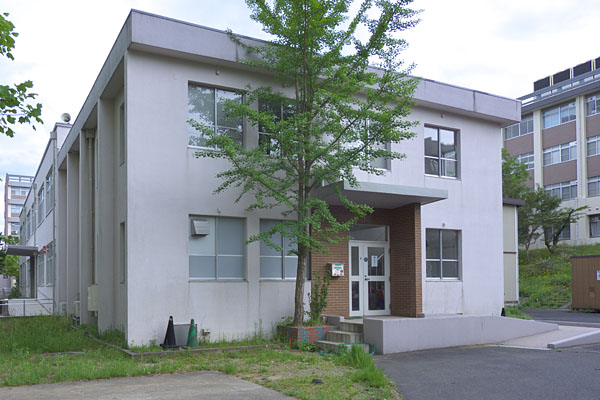 学生会館裏口