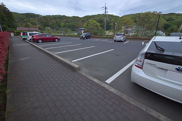 ガラ空きの駐車場