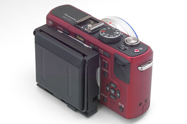 一眼レフ用ウェストレベルファインダーを強力両面テープで背面液晶に装着