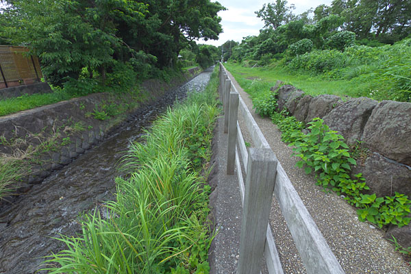 川沿いを歩いて海岸に向かう