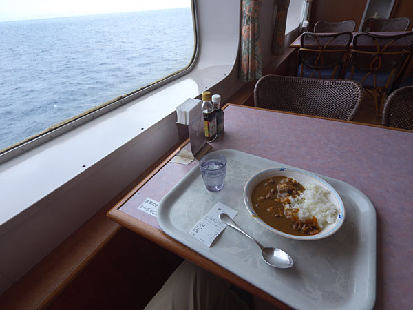 食堂での昼食