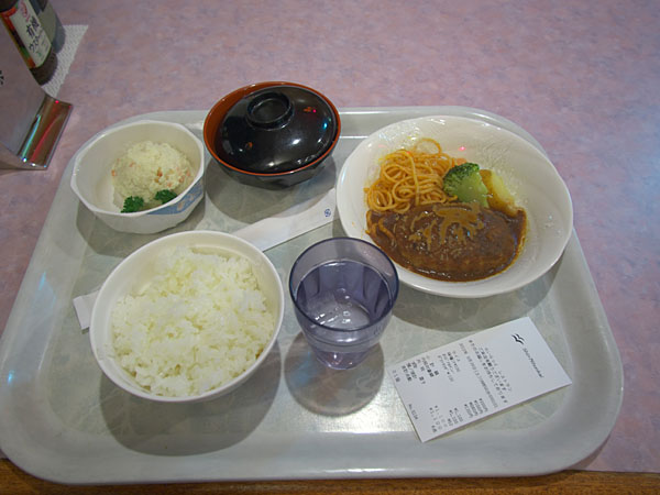 食堂での夕食