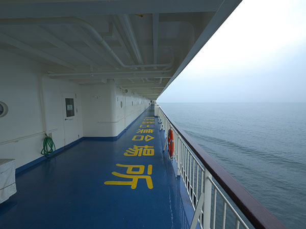 穏やかな日本海を航行