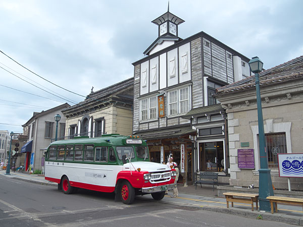 レトロ街に停まったボンネットバス