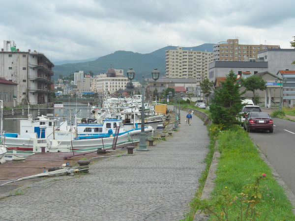 運河沿い道路