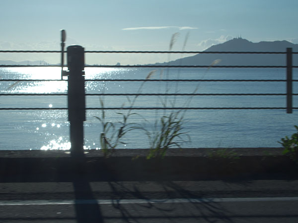 輝く海の函館山