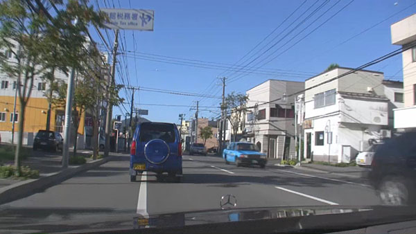 常に左に寄って走行する車列