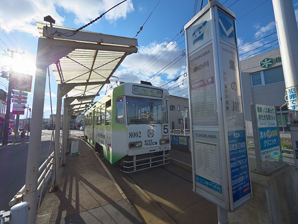逆光の「湯の川」