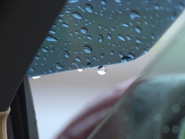 バイザーに雨の滴