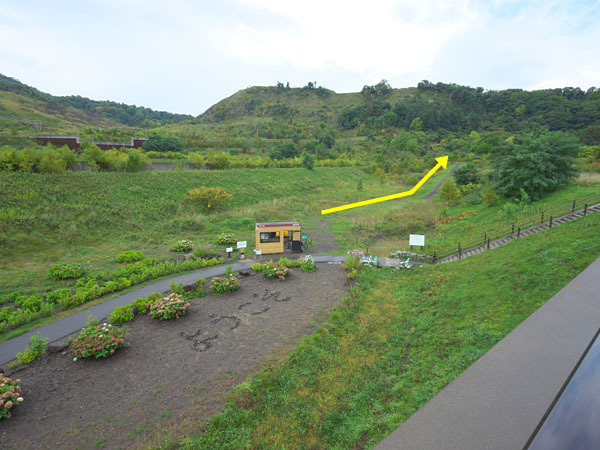 火口散策路の小道入り口