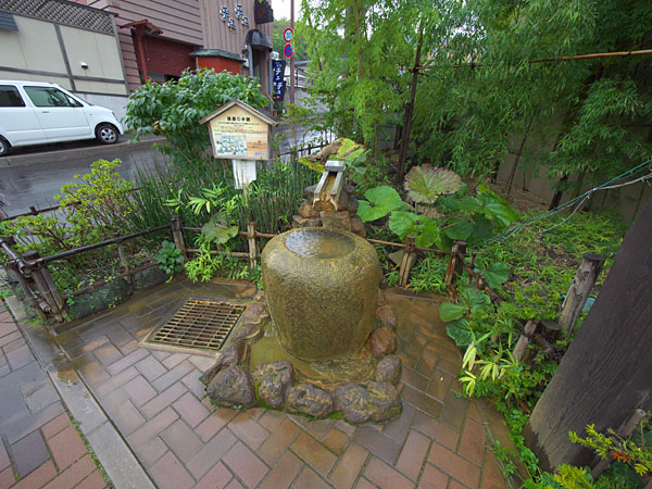 街の一角に手湯コーナー