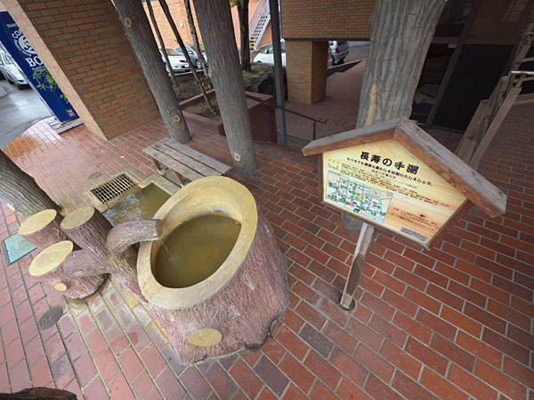 街の一角に手湯コーナー