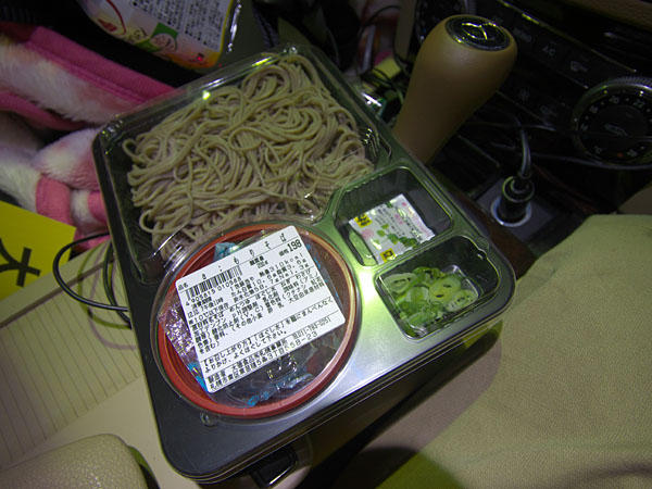 ざるそばを食べる