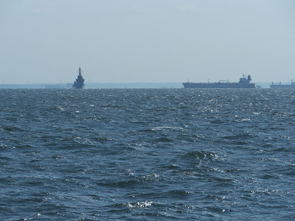 遠くに自衛艦のシルエット