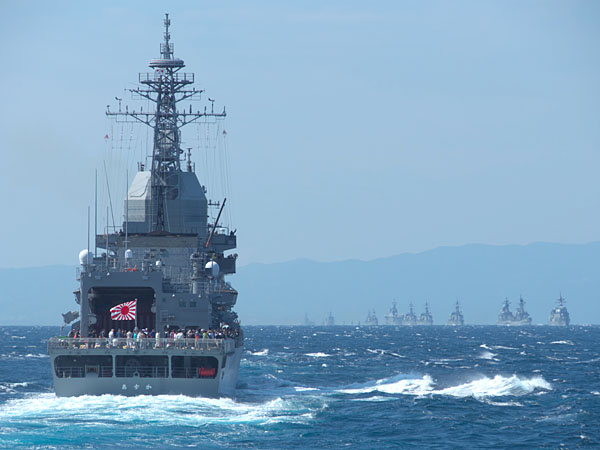 艦が列をなして向かってくる