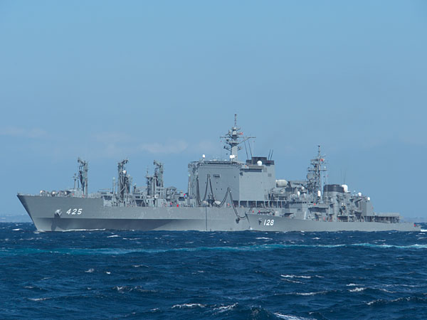 護衛艦「はるゆき」への洋上補給