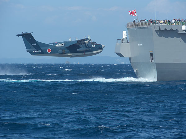 救難飛行艇の低空・低速飛行