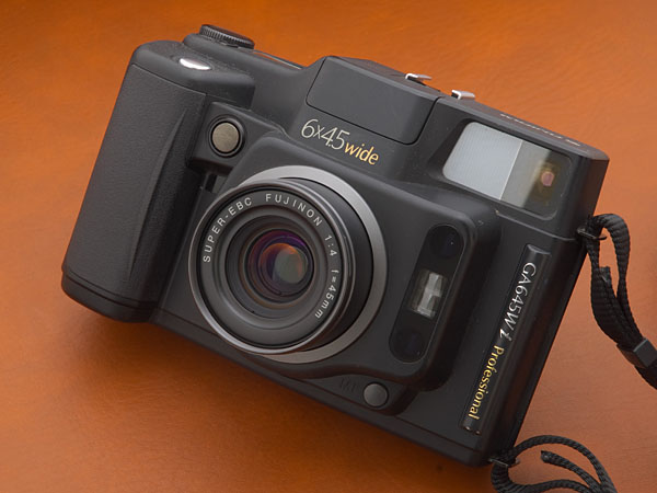 妥協としてのフルオート645判カメラ「FUJI GA645Wi」