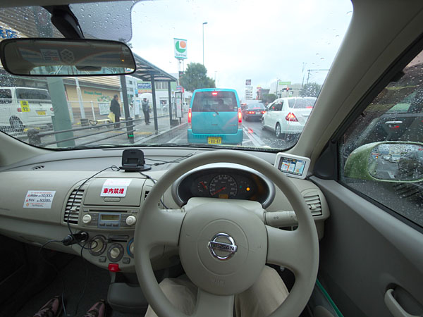 日産マーチ車内
