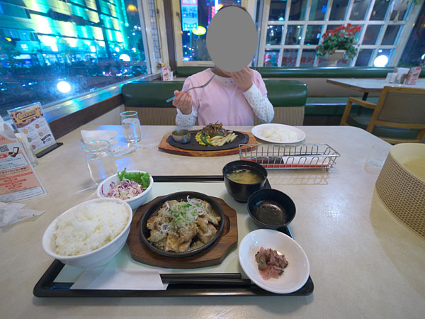 ホテル隣のロイヤルホストで夕食