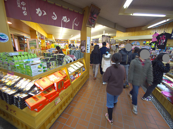 「海地獄」の土産物店で暖を取る