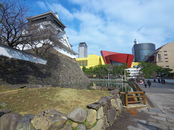 小倉城の前を通る