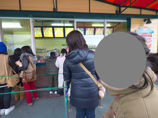 クレープ屋に並ぶ