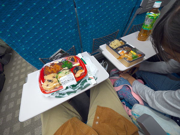 弁当を食べる